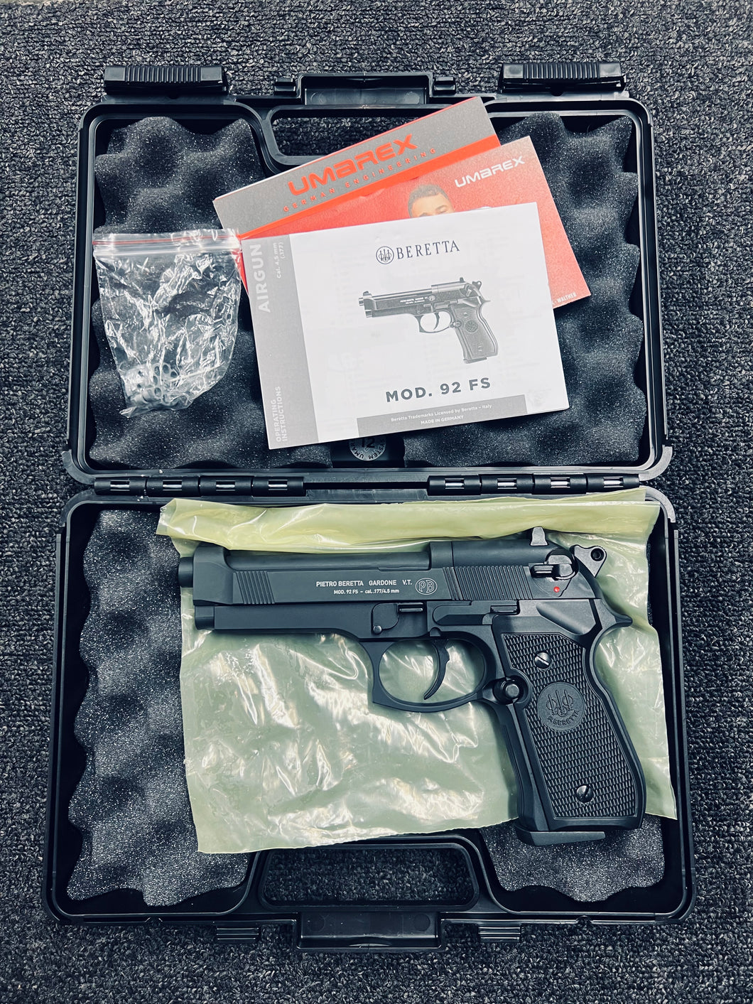Pre-owned Black Umarex Beretta 92fs .177 CO2 Air Pistol + Case